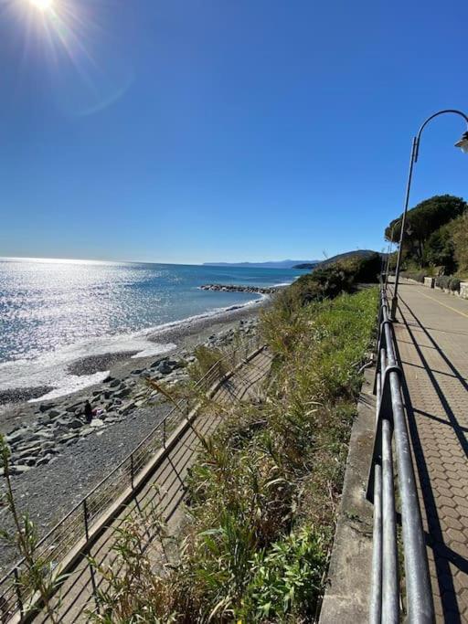 Appartamento Con Terrazza Vista Mare A 50 Mt Arenzano Bagian luar foto